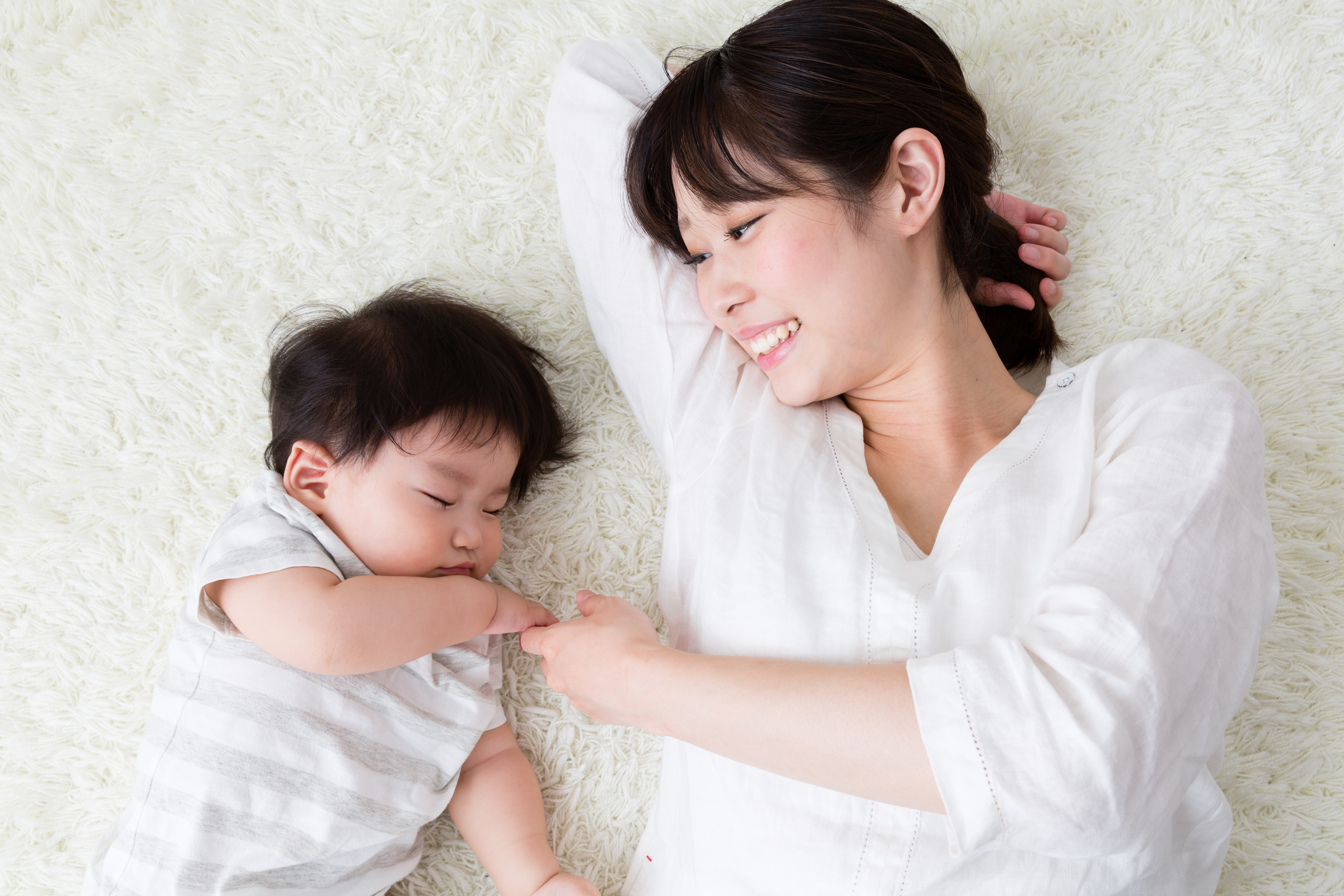 Азиатки мамы спят. Азиатская мама грудничок. Япония дети спят с родителями. Улыбка азиатской матери. Мама с ребенком азиаты и антибиотики.
